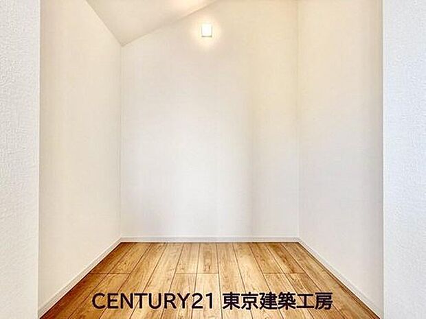 【収納】便利なウォークインクローゼット付きで収納豊富。大切なお洋服も沢山保管できます。