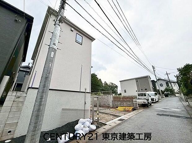 【前面道路含む現地写真】◆周辺環境充実エリア～中学校まで徒歩6分で通学も安心。コンビニまで徒歩3分でお買い物も便利♪