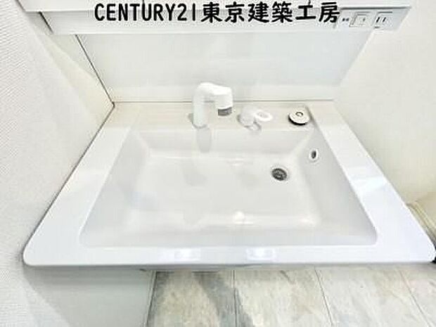 【同形状・同仕様写真(その他内観)】【同仕様】洗面台で身だしなみを整え、最終チェックをすることも多いでしょう。大きな鏡が用意されていますので、全体をチェックできるようになっています。