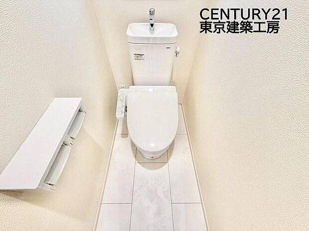 【同形状・同仕様写真(その他内観)】【同仕様】
トイレを癒しの場と考える人は少なくありません。だからこそ、くつろげる場所であってほしいと思っている人も多いでしょう。機能面でも癒しやくつろぎの空間に相応しいトイレとなっています。