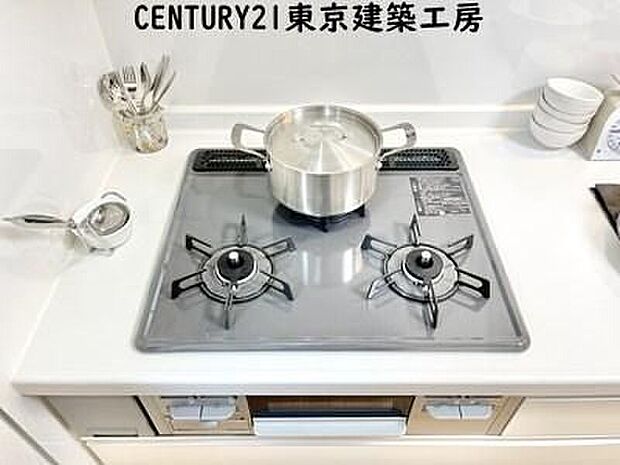 【同形状・同仕様写真(キッチン）】【同仕様】◇調理がはかどるシステムキッチン♪収納豊富で、シンクも作業スペースも広いのでスムーズに料理ができますね。３口コンロ、グリル付き。
