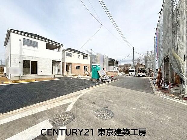 【前面道路含む現地写真】開発分譲地内の整った街並みと交通量の少ない前面道路で、子育て世帯にも安心の住環境です♪