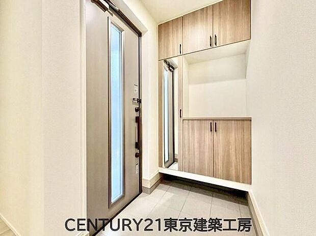 【玄関】人を迎え入れる最初の場所だからこそ、清潔感がある空間にして頂ける様にゆとりあるシューズボックスを設置しました。おでかけの時も帰った時も、「我が家」を最初に感じでもらえる素敵な空間に。