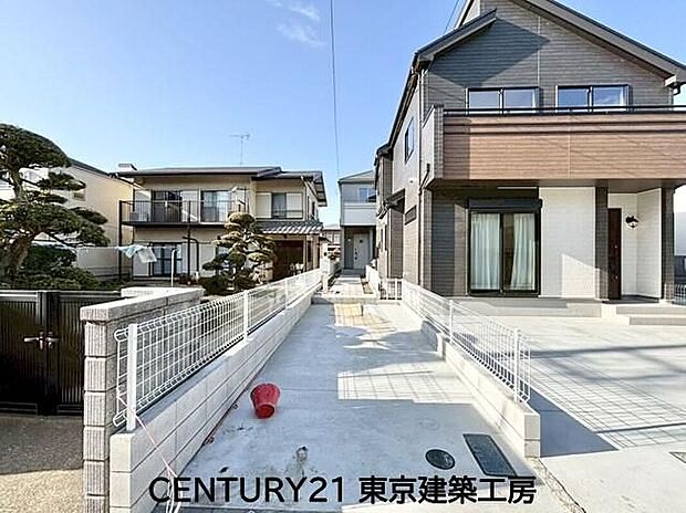 【現地外観写真】カースペース付き4LDK+Sプラン。玄関までの動線や敷地のゆとり、隣地との距離感も現地で確認できる完成済み住宅です♪小学校や買い物施設も徒歩圏に揃い、便利な立地です。