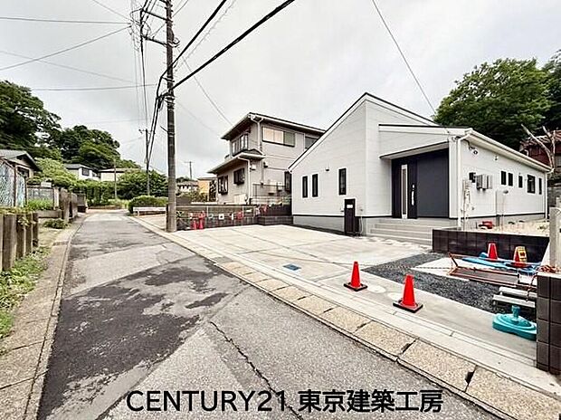 【前面道路含む現地写真】◆ご家族が集うLDKは１８帖！採光良好なリビングは、ご家族の憩いの空間になります♪