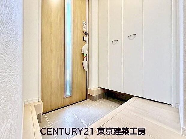 【玄関】住まいの顔とも言われているのが玄関です。清潔感のある玄関は、それだけで住まい全体の印象を大幅にアップさせてくれます。気持ちよく利用することができるでしょう。