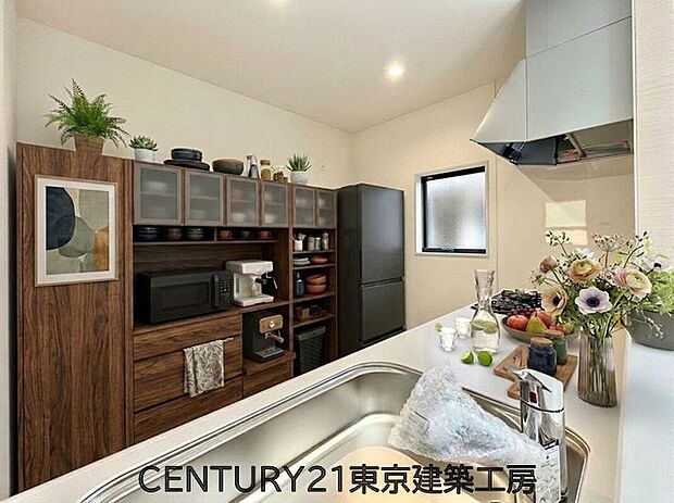 【【同施工会社の施工イメージになります】】【同仕様】キッチンは収納数もさる事ながら、リビングで寛ぐ家族や小さなお子様を見守りながら料理が出来る「対面式の温もり設計」。キッチンから立ち込める香りが今日の料理を期待させます。
