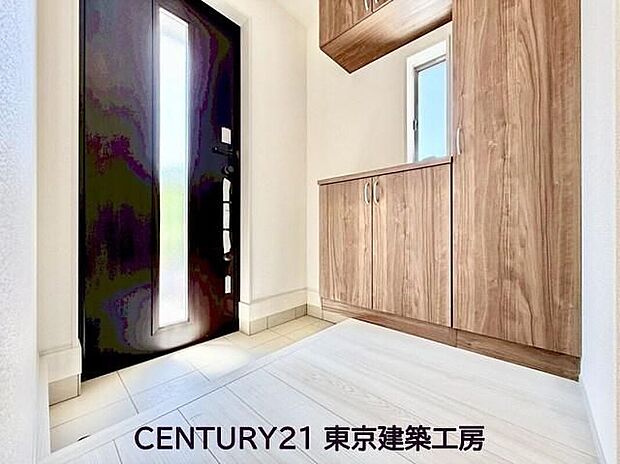 【玄関】住まいの顔とも言われているのが玄関です。清潔感のある玄関は、それだけで住まい全体の印象を大幅にアップさせてくれます。気持ちよく利用することができるでしょう。