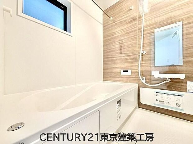 【浴室】◇窓付きのバスルーム。陽射し差し込む明るい環境は、日中の入浴も気持ち良くお使い頂けそうです。また、換気環境も良好です。
