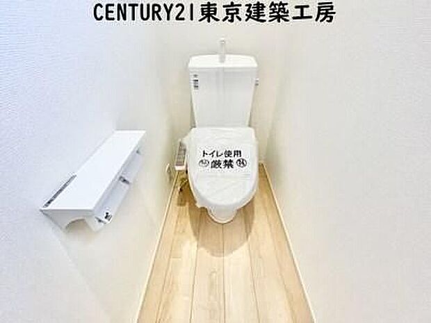 【同形状・同仕様写真(トイレ)】清潔な空間を保ちたいトイレはオフホワイトでまとめました。毎日使う場所だからこそお手入れも楽々にできる機能が搭載されております。汚れが付着しにくい便器はお掃除も楽々です。