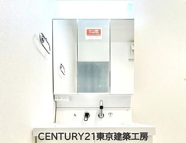 【同形状・同仕様写真(その他内観)】【同仕様】毎日使うものだから清潔な空間を保ちたい水回り。洗面にはそんな願いを解消させてくれる収納アイデアが満載です。三面鏡の裏側にはキャビネットが現れ小物から背の高い物まで収納できます。