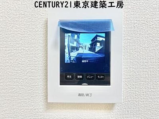 【同形状・同仕様写真(その他内観)】外出中も来訪者をカラー画面と音声でしっかり録画します。在宅時にも鮮明なモニターでしっかり相手を確認できます!防犯のスタート、安心の一歩は玄関からですね。