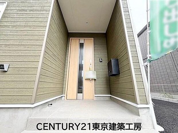 【玄関】住まいの顔とも言われているのが玄関です。清潔感のある玄関は、それだけで住まい全体の印象を大幅にアップさせてくれます。気持ちよく利用することができるでしょう。