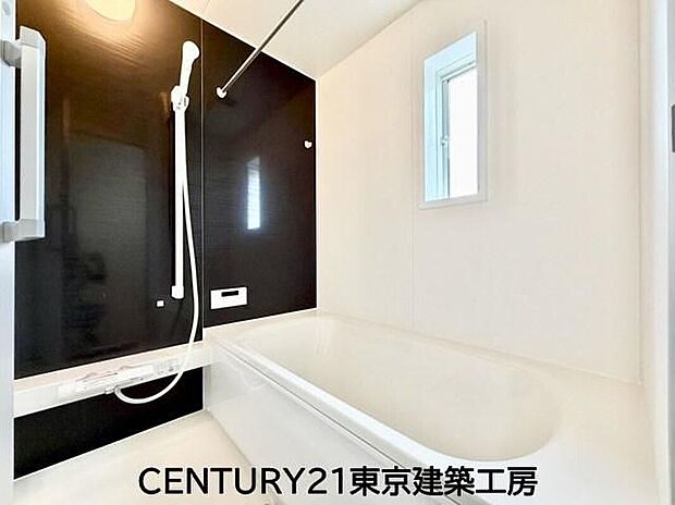 【浴室】◇窓付きのバスルーム。陽射し差し込む明るい環境は、日中の入浴も気持ち良くお使い頂けそうです。また、換気環境も良好です。