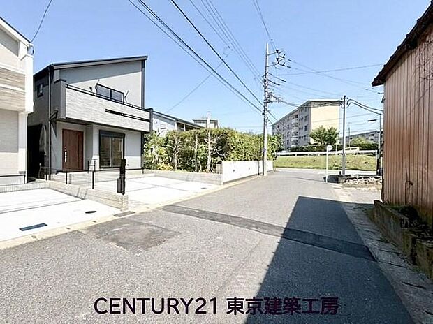 【前面道路含む現地写真】前面道路は約6mとゆとりがあり、お車の出し入れもスムーズに行えます。