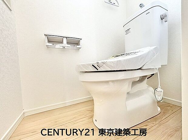 【トイレ】トイレを癒しの空間と考える人は少なくありません。だからこそ、寛げる場所であってほしいと思っている人も多いでしょう。機能面でも癒しや寛ぎの空間に相応しいトイレとなっています。
