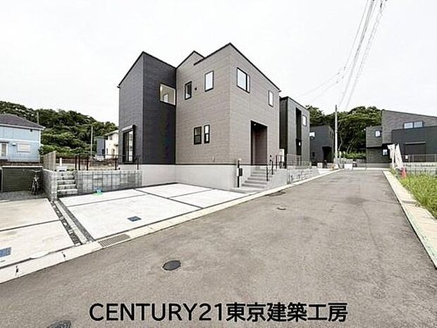 【前面道路含む現地写真】この街とこの家で暮らしたくなる魅力が満載。利便性と自然、周辺環境の心地よさは写真や文章では伝えきれません。日々の動線や採光、周辺施設との距離感まで、ぜひ現地でご体感ください。