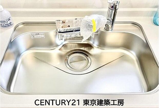【【シンク】】【同仕様】
◇収納力豊富で爽やかなシステムキッチンを用意しております。床下収納もございますので、キッチンスペースをいつでもすっきりとお使い頂けそうです。