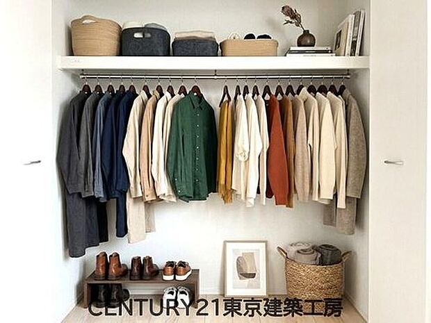 【同形状・同仕様写真(クローゼット)】【家具はCGにてレイアウト】
◇各居室のクローゼットはスーツ類から丈の長いコート類まで何でも収納できる便利なスペースです。衣装ケースと併用することでセーター類なども収納でき自分だけのスペースにで