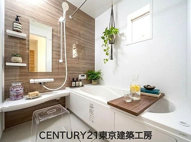 【同形状・同仕様写真(浴室）】【同仕様：家具はCGにてレイアウト】◇窓付きのバスルーム。陽射し差し込む明るい環境は、日中の入浴も気持ち良くお使い頂けそうです。また、換気環境も良好です。