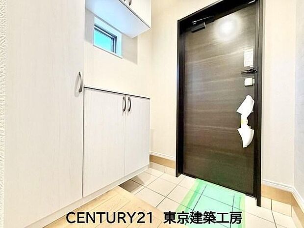 【玄関】住まいの顔とも言われているのが玄関です。清潔感のある玄関は、それだけで住まい全体の印象を大幅にアップさせてくれます。気持ちよく利用することができるでしょう。