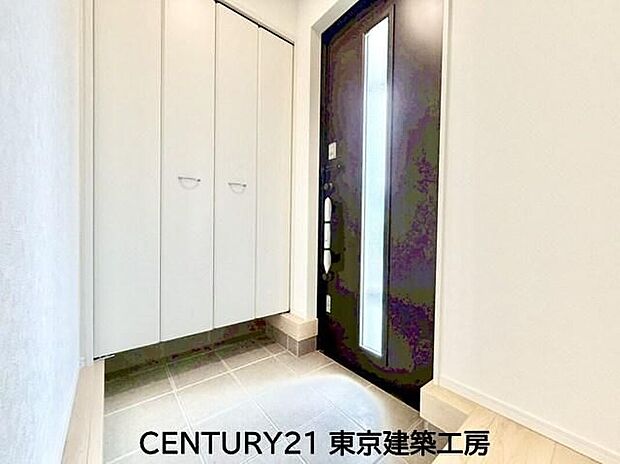 【玄関】住まいの顔とも言われているのが玄関です。清潔感のある玄関は、それだけで住まい全体の印象を大幅にアップさせてくれます。気持ちよく利用することができるでしょう。