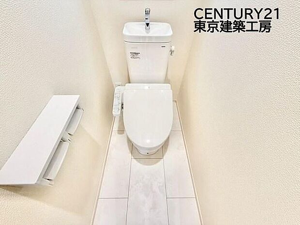 【同形状・同仕様写真(その他内観)】【同仕様】トイレを癒しの場と考える人は少なくありません。だからこそ、くつろげる場所であってほしいと思っている人も多いでしょう。機能面でも癒しやくつろぎの空間に相応しいトイレとなっています。