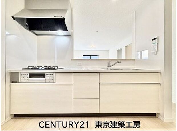 【キッチン】調理がはかどるシステムキッチン♪収納豊富で、シンクも作業スペースも広いのでスムーズに料理ができますね。3口コンロ、グリル付き。