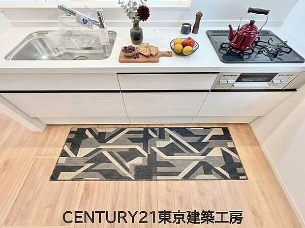 【同形状・同仕様写真(キッチン)】調理がはかどるシステムキッチン♪収納豊富で、シンクも作業スペースも広いのでスムーズに料理ができますね。3口コンロ、グリル付き。【家具はCGにてレイアウト】