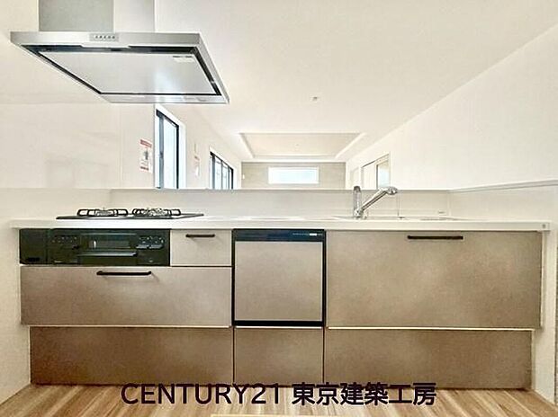 【キッチン】◇調理がはかどるシステムキッチン♪収納豊富で、シンクも作業スペースも広いのでスムーズに料理ができますね。3口コンロ、グリル付き。