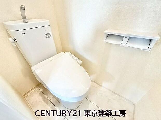 【同形状・同仕様写真(その他内観)】トイレを癒しの場と考える人は少なくありません。だからこそ、くつろげる場所であってほしいと思っている人も多いでしょう。機能面でも癒しやくつろぎの空間に相応しいトイレとなっています。