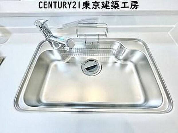 【同形状・同仕様写真(キッチン)】◇調理がはかどるシステムキッチン♪収納豊富で、シンクも作業スペースも広いのでスムーズに料理ができますね。3口コンロ、グリル付き。