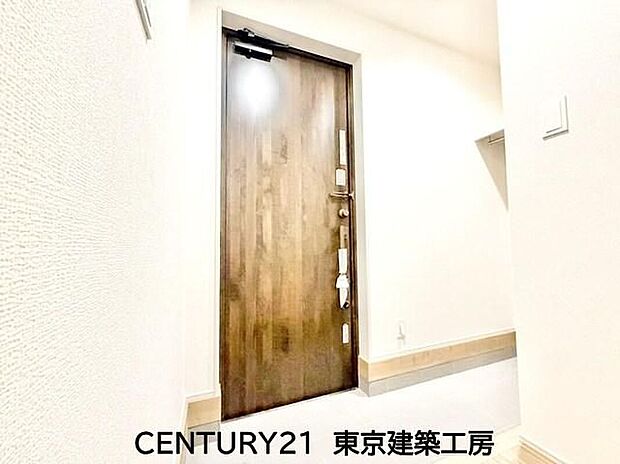 【玄関】住まいの顔とも言われているのが玄関です。清潔感のある玄関は、それだけで住まい全体の印象を大幅にアップさせてくれます。気持ちよく利用することができるでしょう。
