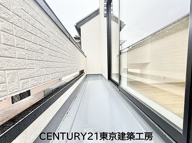 【バルコニー】風をしっかりと感じられるバルコニーでは、毎日が洗濯日和です。広々としているので洗濯も楽しくなるでしょうし、気分転換にバルコニーからの眺めを楽しむのもいいでしょう。
