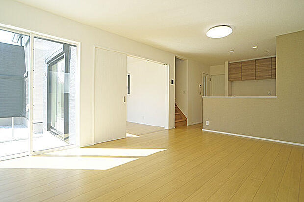 ■自然の光が差し込み、明るい空間が広がります