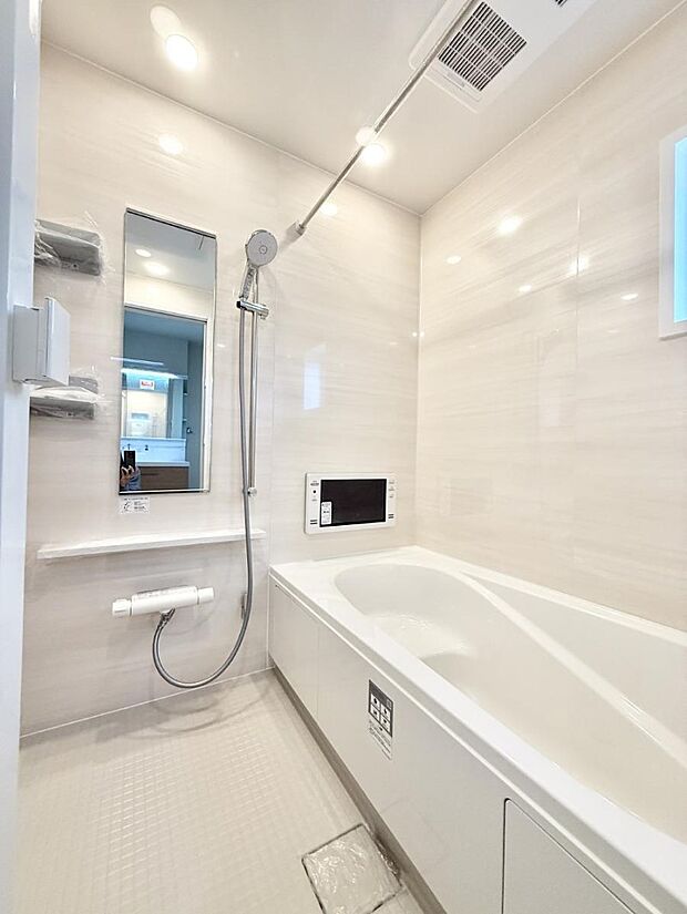 ■落ち着いた色合いの壁面、ゆっくり寛げるバスルーム