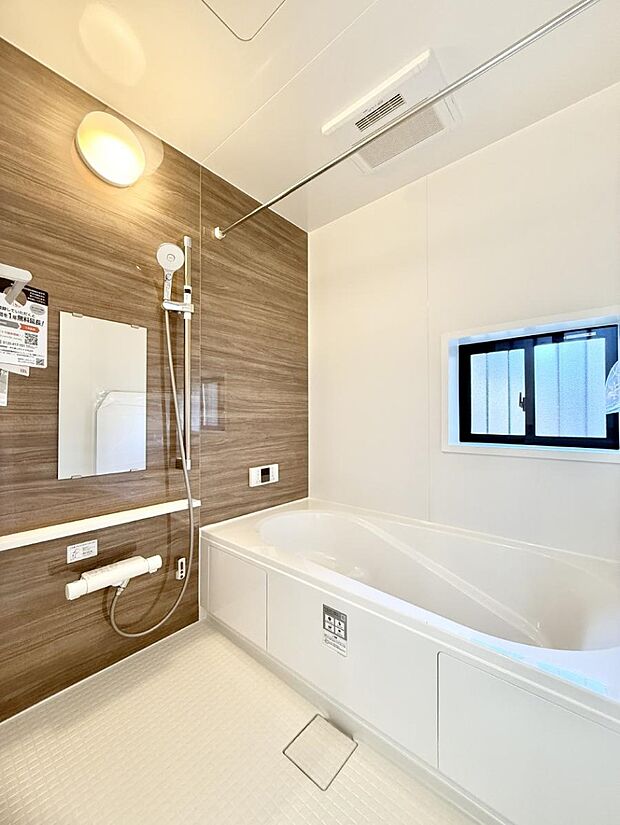 ■落ち着いた色合いの壁面、ゆっくり寛げるバスルーム