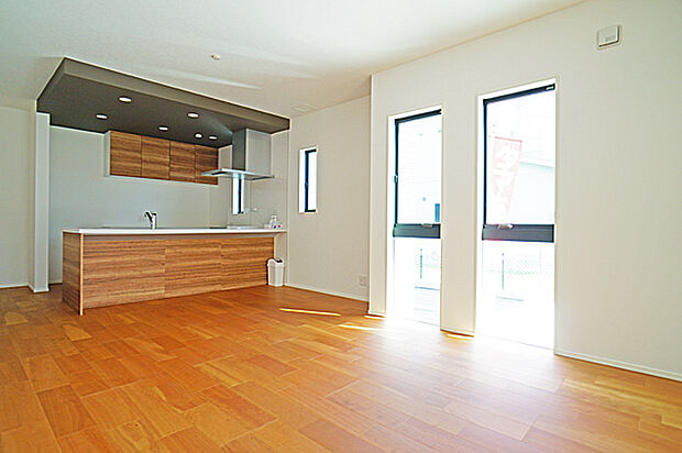 ■温かみのある照明が心地よい、くつろぎのリビング