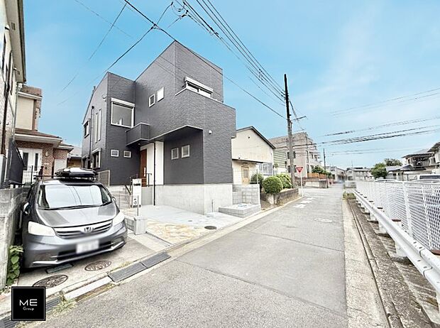 【前面道路含む現地写真】■暮らしを彩る充実した設備仕様が備わった新築戸建