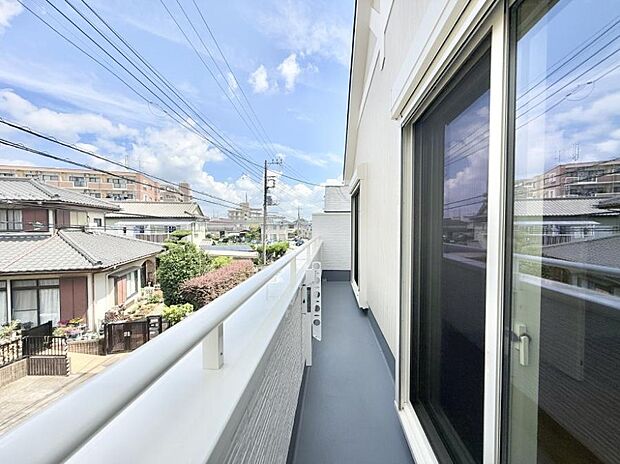 【バルコニー】■ 季節の移ろいを感じられる開放的な空間です