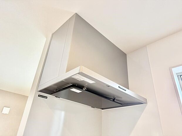 【レンジフード】■調理時の蒸気や匂いが換気扇に誘導され、効率的に排煙ができます。