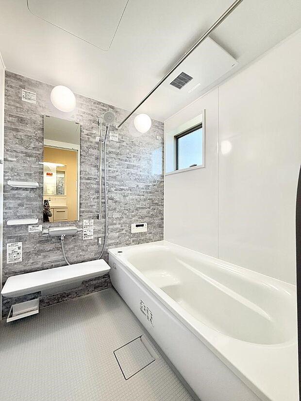 【浴室】■落ち着いた色合いの壁面、ゆっくり寛げるバスルーム