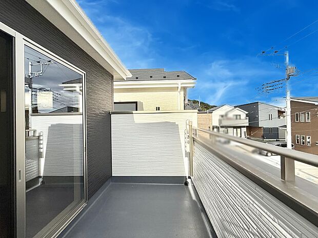 【バルコニー】■ 朝のコーヒーや夜の星空を楽しむ、癒しの場所