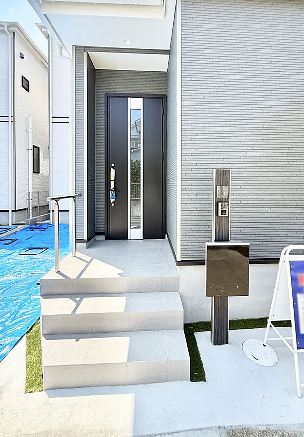 【玄関】■ 帰るたびにホッとする、安心感のある佇まい