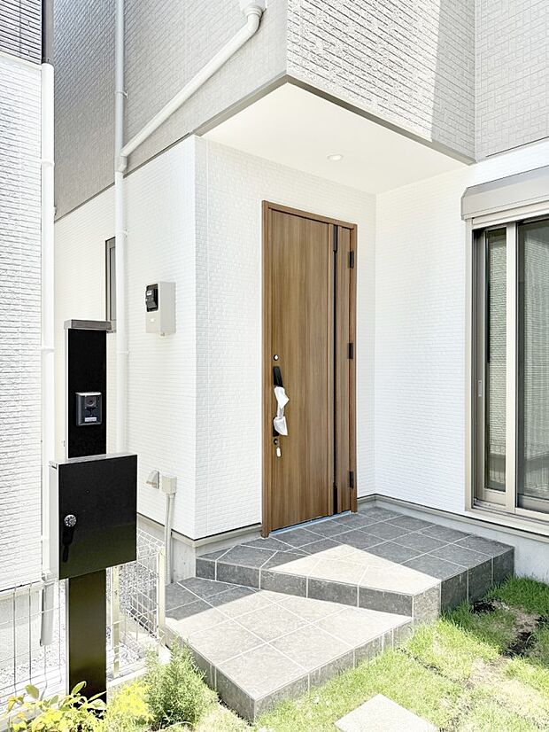 【玄関】■ 心地よい暮らしへとつながる、温かい玄関