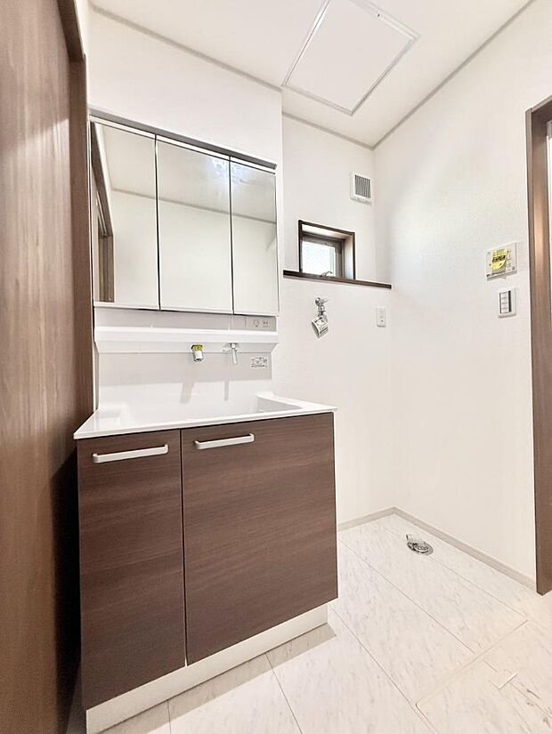【洗面台・洗面所】■朝の準備がスムーズにできる広さです