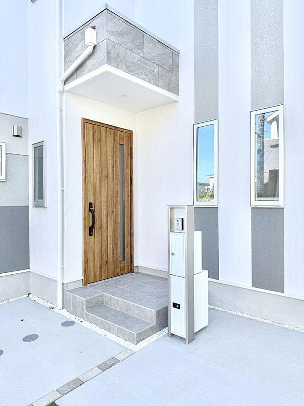 【玄関】■ 帰るたびにホッとする、安心感のある佇まい