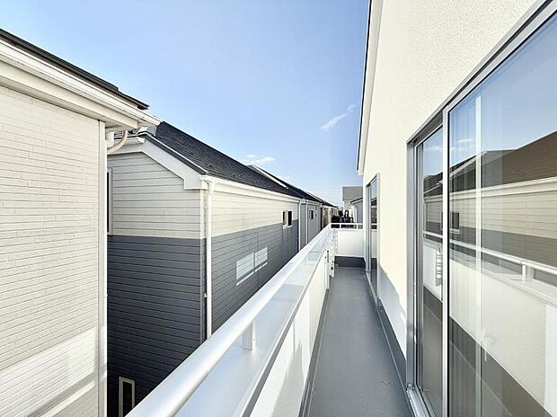 【バルコニー】■ 季節の移ろいを感じられる開放的な空間です