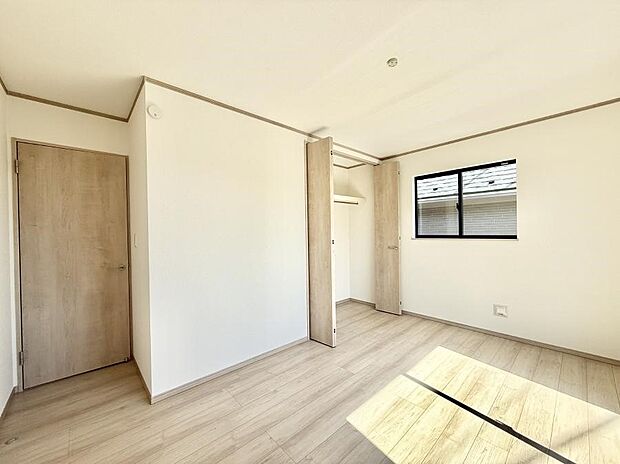 【寝室】■窓の配置や通気性の良い設計で部屋の空気がこもらず、常に新鮮な空気が流れます