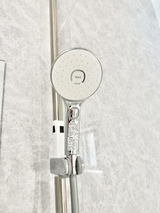 【止水シャワーヘッド】■手元で簡単に止水できるため、水の無駄遣いを減らすことができます。